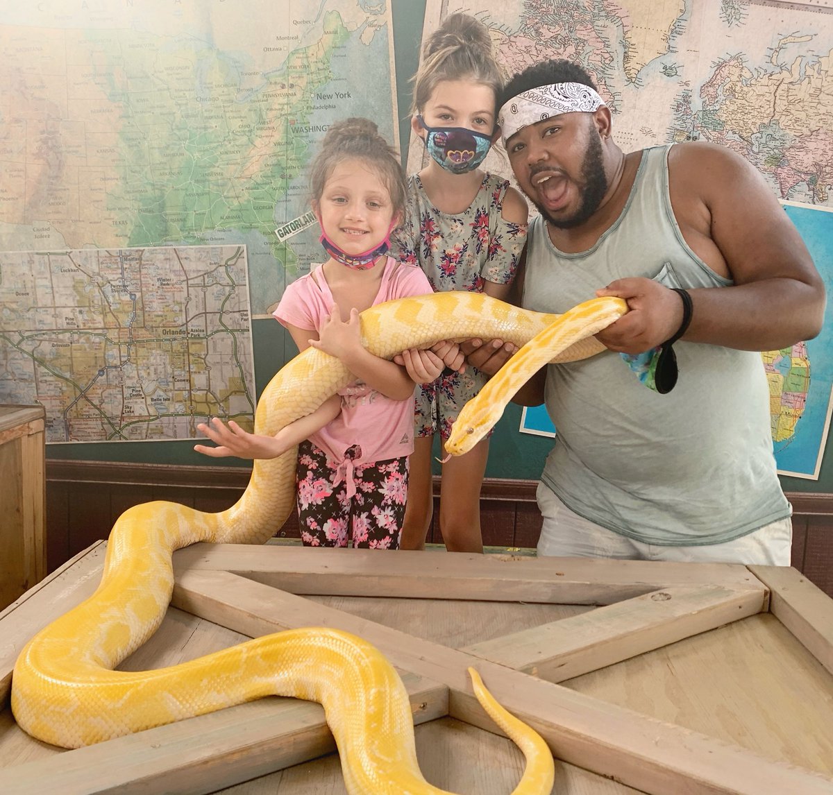 JTDoesNYC's tweet photo. How do you measure a snake? 
In inches because they don't have any feet! 😂
*
*
#Gatorland #GatorlandOrlando #YellowPython #python #snake #snakepetting #zoo #reptile #FamilyVacation #FamilyTrip #GodParent #GodKids #GodDadDuties #ThemePark #PicOfTheDay #BrownSkin #HusBae https://t.co/rmbPSAOQKh