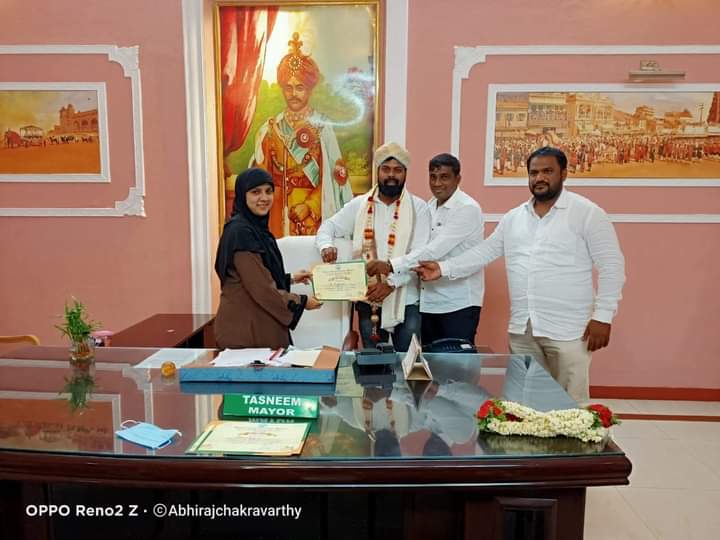 pradeepkulal123's tweet photo. ಅಖಿಲ ಕರ್ನಾಟಕ "ದರ್ಶನ್" ತೂಗುದೀಪ ಅಭಿಮಾನಿಗಳ ಸಂಘದ ರಾಜ್ಯಾಉಪಾಧ್ಯಕ್ಷರಾದ ಶ್ರೀ #NagarajRachaiya (Naganna) ರವರಿಗೆ ಮತ್ತು ಅವರ ತಂಡಕ್ಕೆ "ಕೋರೋನ ವಾರಿಯರ್ಸ್ ಪ್ರಮಾಣ ಪತ್ರ" ನೀಡಿ ಸನ್ಮಾನಿಸಿ ಗೌರವಿಸಲಾಯಿತು.
#DBoss #DFanz #COVID19 #CoronaWarriors https://t.co/LVzuWvi5Wv