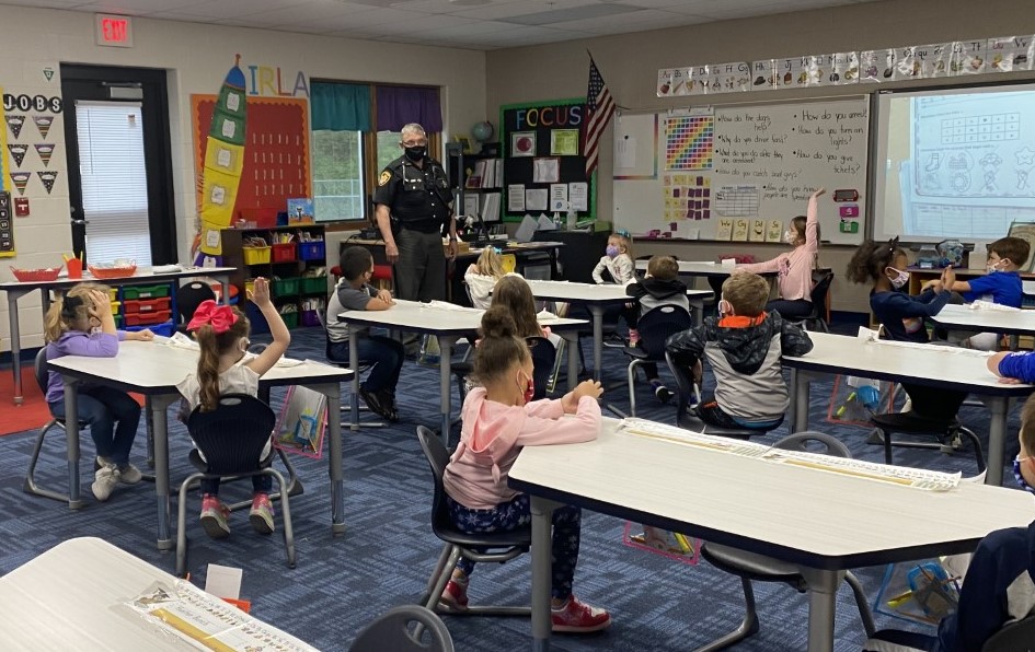 JCESC_VLA's tweet photo. Bridgeport School Resource Officer Harley Johnston speaks to kindergarten students during Career Week festivities. Teacher Maclaine Murad opted to utilize professionals within the school as a result of COVID-19 
#jcesc https://t.co/E4DTRPGHon