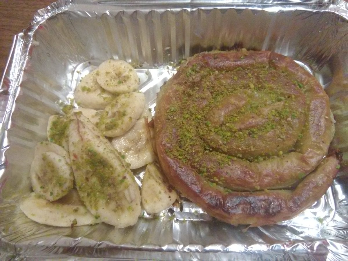 YoshiEnomoto_'s tweet photo. Dışarıdan antep fıstıklı katmer söylemiştim. Bildiğim ince katmerin geleceğini düşündüm, mamafih gelen şeye bakın. Tadı katmere benzeyen gül böreği şekilinde bir tatlı ve yeşil muz. Kafama şimşek çarptı. https://t.co/1Ya2aGd9zd