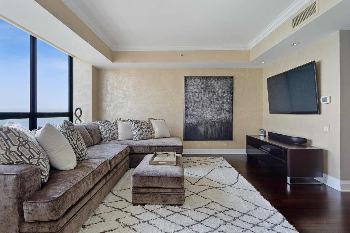 michaelrosnblum's tweet photo. Luxury living at its best. #ChicagoWaterTowerCollection #180EPearson5802 https://t.co/d5j3IPmNLK
