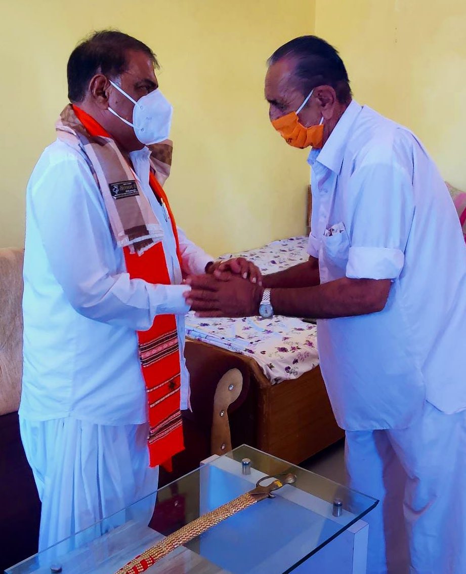 VasanbhaiGAhir's tweet photo. આજ રોજ અબડાસા વિધાનસભાની પેટાચુંટણી અંતર્ગત ભાજપાના ઉમેદવાર શ્રી પ્રધુમનસિંહ જાડેજા ના સમર્થન માં લોક સંપર્ક કર્યો તેમજ લખપત તાલુકામાં આવેલ સાકરીયા, પુનરાજપર-બૈયાવા, નાની છેર, કોરીયાણી, વર્માનગર, દયાપર સહીતના વિવિધ ગામોની મુલાકાત લઇ ગ્રામજનો તથા આગેવાનો સાથે બેઠક કરી. https://t.co/5yVj0N2WRC