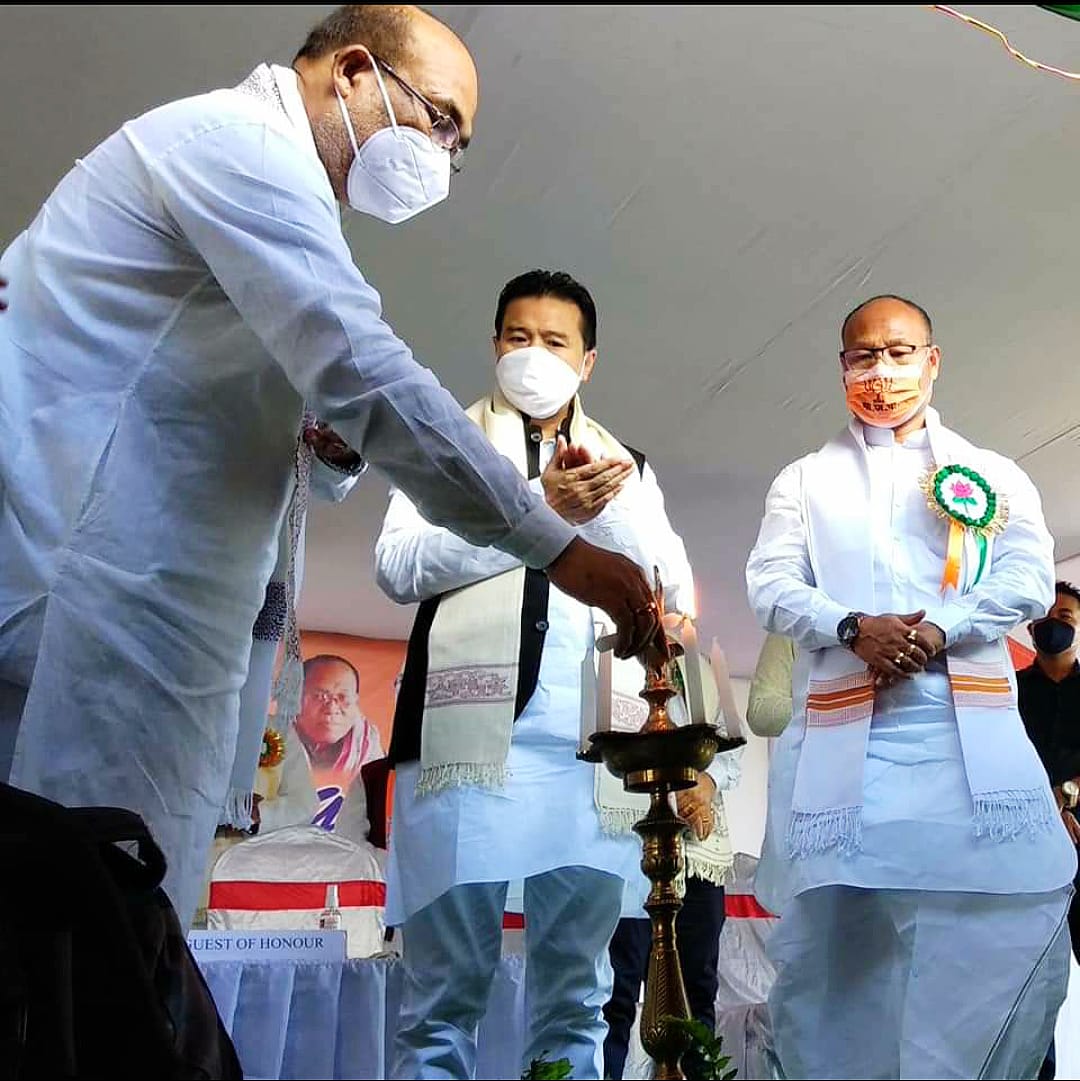 BJP4Manipur's tweet photo. Hon'ble CM Shri @NBirenSingh, Shri @STikendraBJP, President @BJP4Manipur ,Ministers, MP &amp; other party leaders were attended the flag hoisting programme of Shri O.Lukhoi SIngh. The ceremony was organised in the presence of @DilipSaikia4Bjp ji, Hon'ble MP &amp; National GS @BJP4India. https://t.co/GQoz0i3Ysp