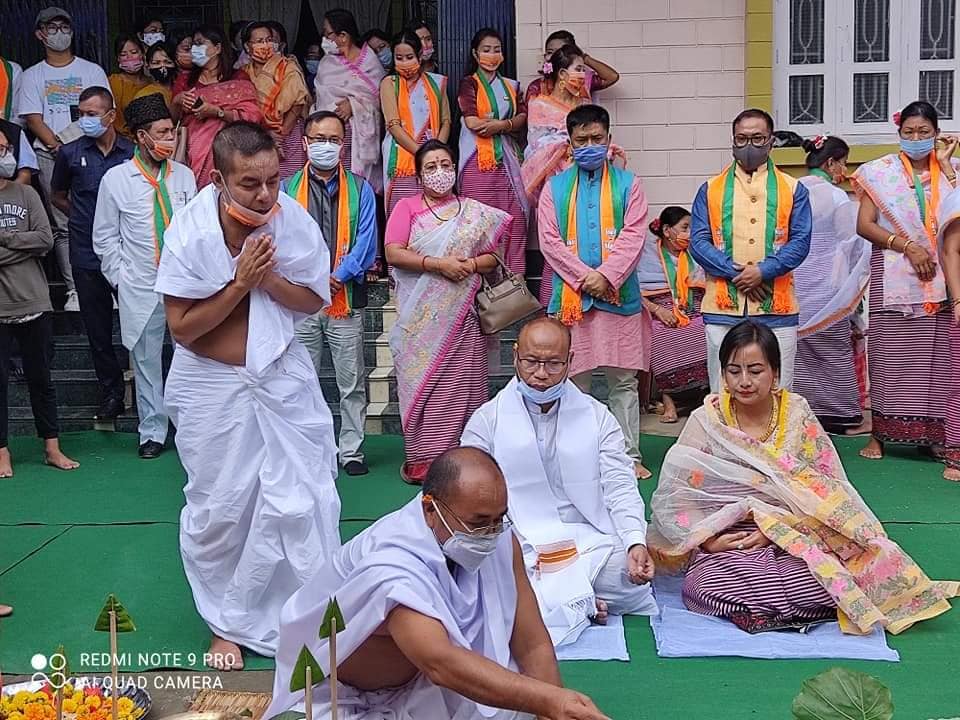 BJP4Manipur's tweet photo. Hon'ble CM Shri @NBirenSingh, Shri @STikendraBJP, President @BJP4Manipur ,Ministers, MP &amp; other party leaders were attended the flag hoisting programme of Shri O.Lukhoi SIngh. The ceremony was organised in the presence of @DilipSaikia4Bjp ji, Hon'ble MP &amp; National GS @BJP4India. https://t.co/GQoz0i3Ysp