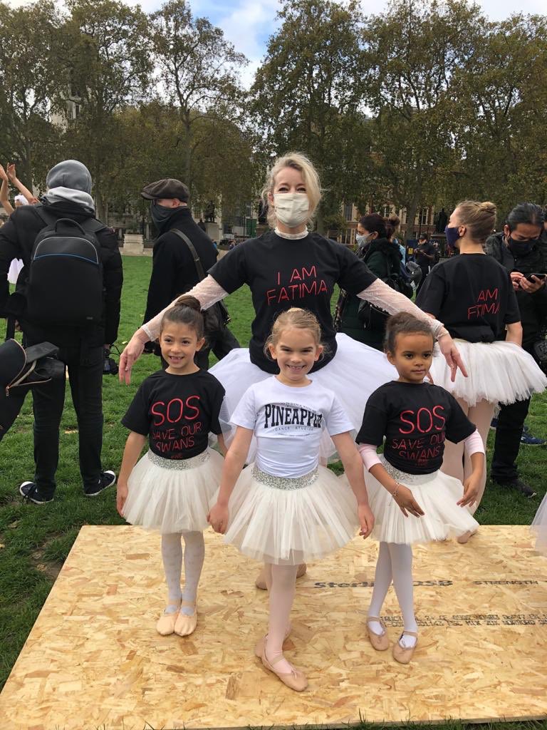 Three of our year 2 ballerinas, from @TheJonesBallet, took part in #saveourswans at Parliament Square today to raise awareness for supporting the arts at this difficult time! They danced and even got to meet @arlenephillips from Strictly! #10fromher #11fromme #BG #thesegirlscan https://t.co/f56Y69ohJu