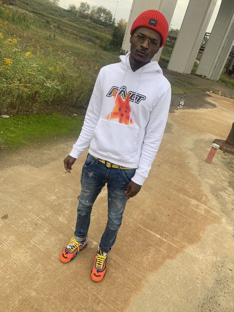 Dadochasing's tweet photo. I got new money , but I still ain’t changed 🔥💸 YP2 On The Way https://t.co/pQ4BkCUfYG