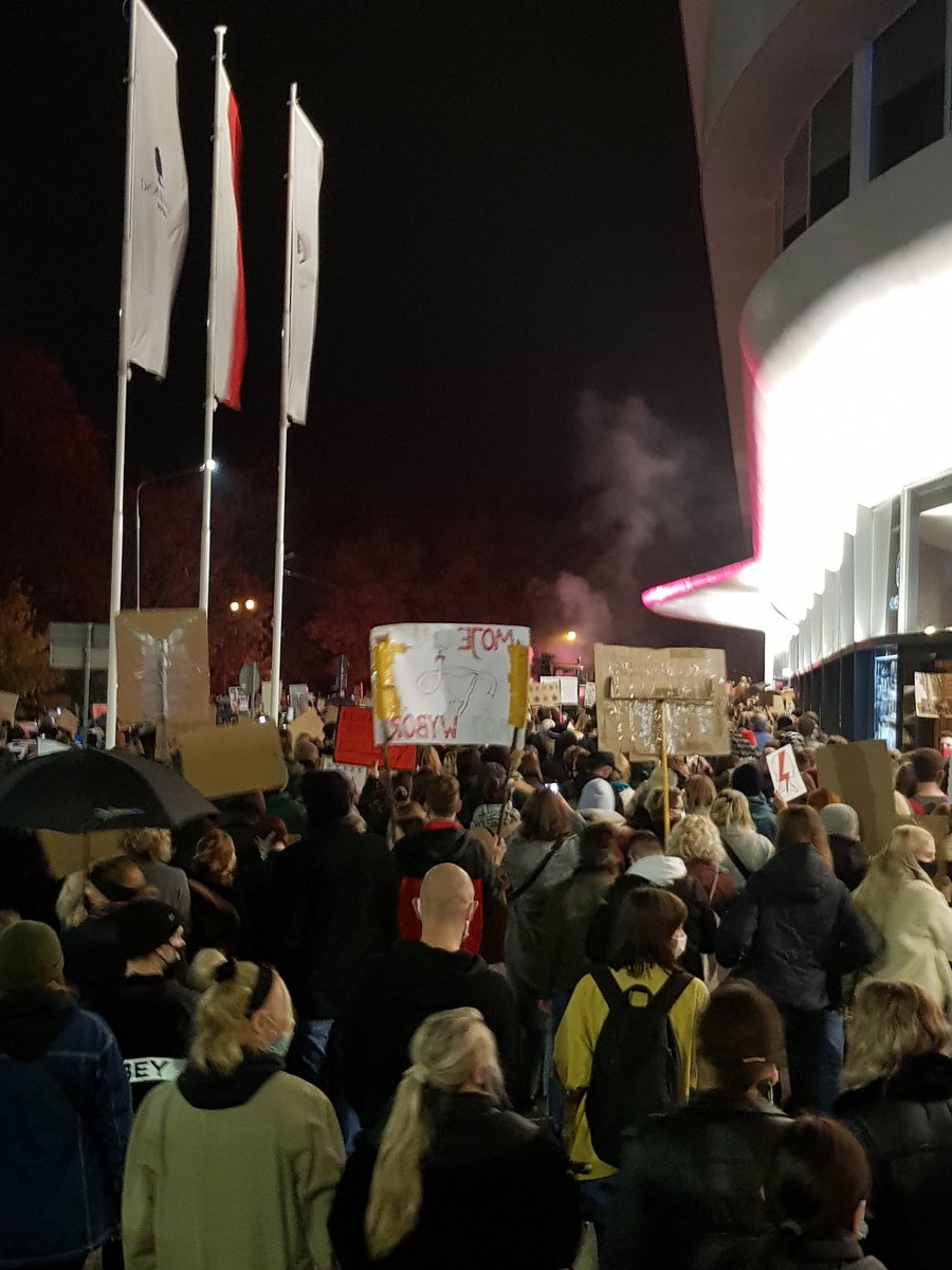 gwensel's tweet photo. Groot protest in #Wroclaw tegen strengere anti-abortusregels in #Polen #piekłokobiet #StrajkKobiet #wypierdalać https://t.co/fFCN0BOg4J