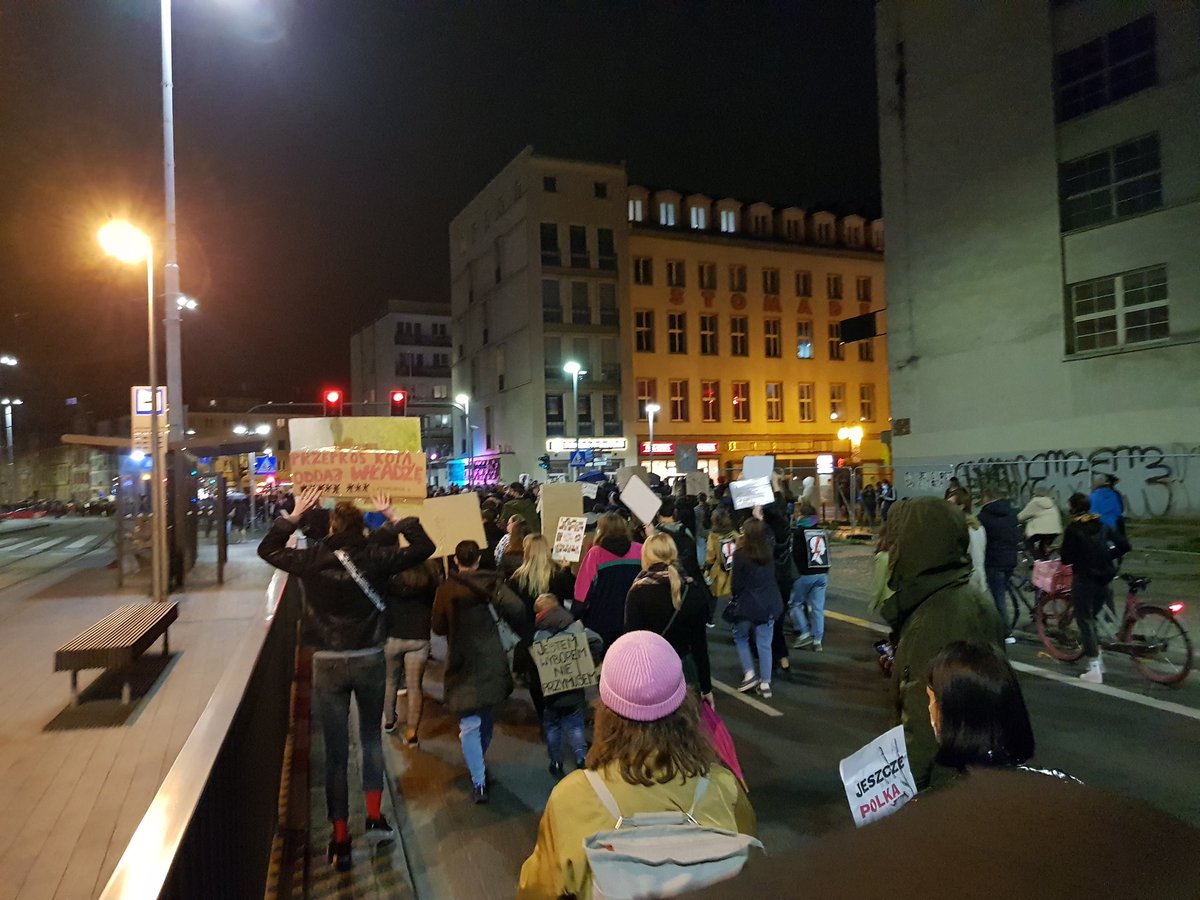 gwensel's tweet photo. Groot protest in #Wroclaw tegen strengere anti-abortusregels in #Polen #piekłokobiet #StrajkKobiet #wypierdalać https://t.co/fFCN0BOg4J