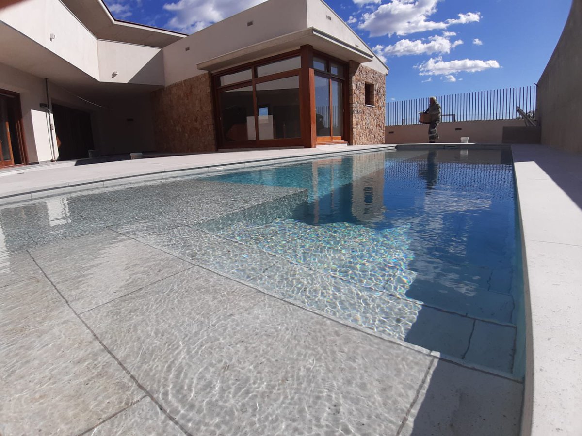 Puesta en marcha piscina de Alcora.  Piscina realizada en gres porcelanico. En Castellón por piscinas interlagos.