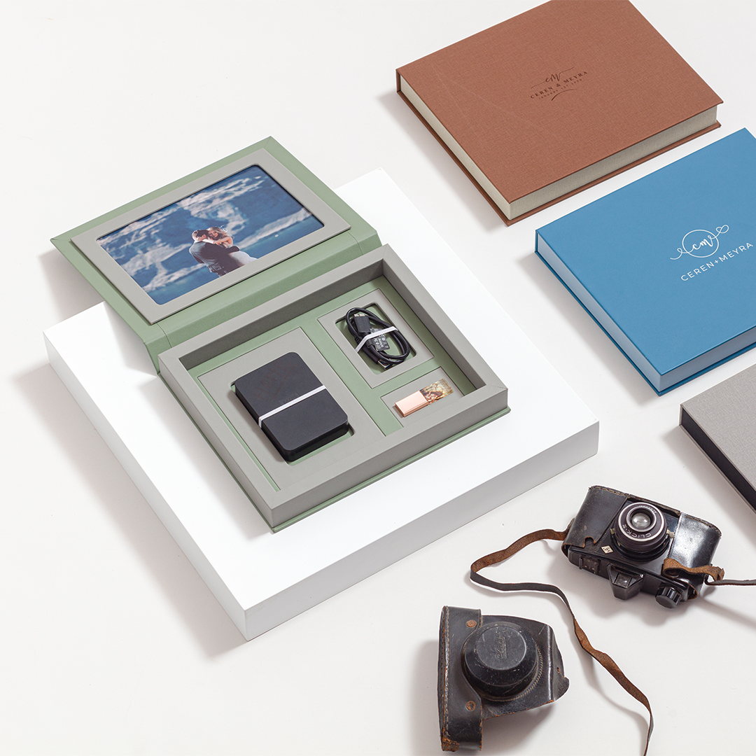 AlbumDesgnStore's tweet image. Make deliveries to your customers with branded Cases for USB &amp;amp; HDD. The box has space for a HDD, its connecting wire and a USB. 
#HDDcase #HDDbox #USBBox #USBcases #brandedusbbox

#fineartbook#mywed#mywedding#coffeetablebooks#fineartalbums#forthewildlyinlove#carmencitafilmlab