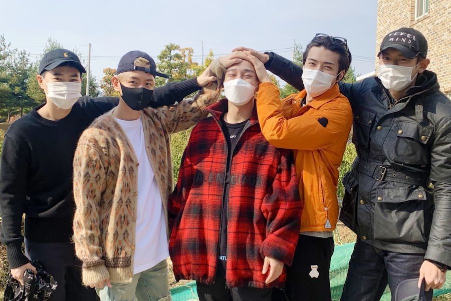WORLDMUSICAWARD's tweet photo. #EXO Say Farewell To #Chen In An Emotional Last Encounter Before He Leaves For Military Service!👑💚 @weareoneEXO 
https://t.co/npLkTJuL7X https://t.co/gXUnVPjPLP