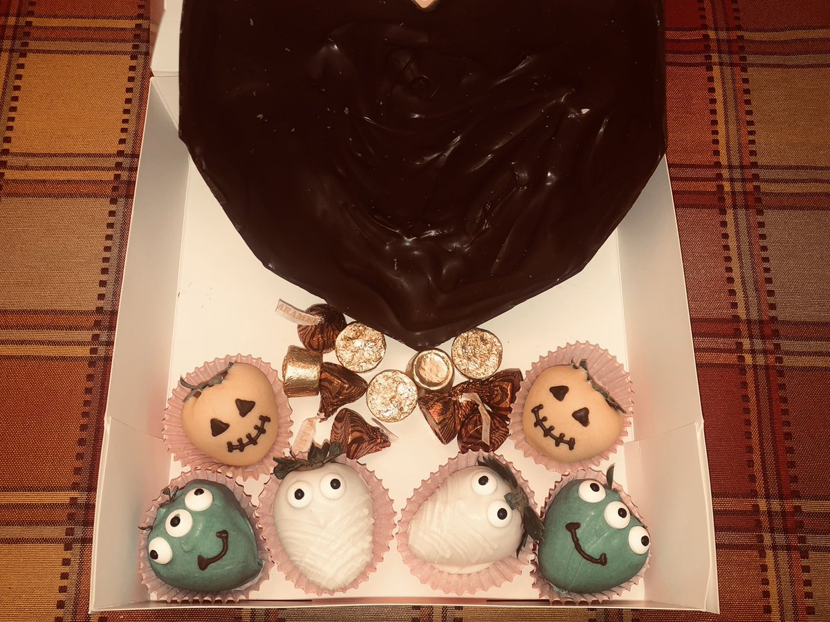 Hey guys! I will be selling DIY cookie kits and breakable hearts (includes candy) for this weekend! Cookie kits are $20 and hearts are $25, lmk if you’re interested! 🎃🖤