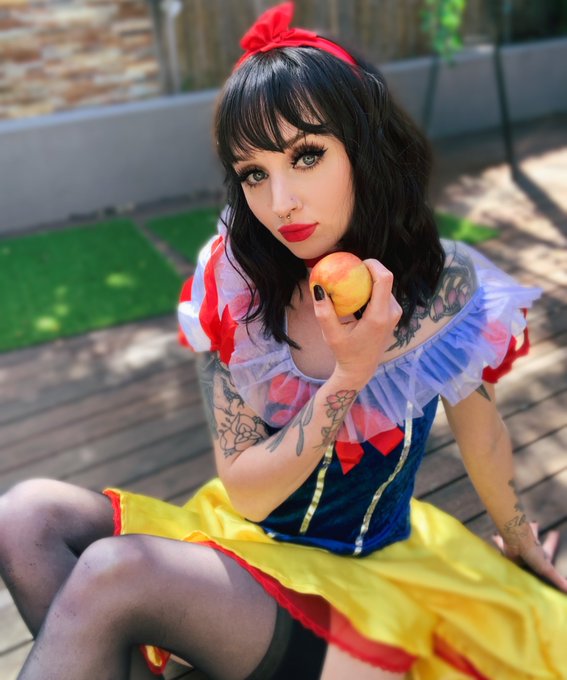 Had so much fun doing Snow White 🍎  head over to https://t.co/oZpv6LoguH for a more naughty Snow, and