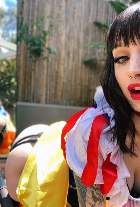 Had so much fun doing Snow White 🍎  head over to https://t.co/oZpv6LoguH for a more naughty Snow, and