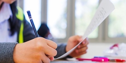 middleweb's tweet photo. NEW: 4 Keys to Improving Student Annotation Skills. #mschat #engchat #sschat #scichat #elachat #literacy #educoach 
Literacy consultant @SundayCummins shares her favorite cross-curricular ideas. 
https://t.co/GvbQQaOYZn https://t.co/uGljiS5ivS