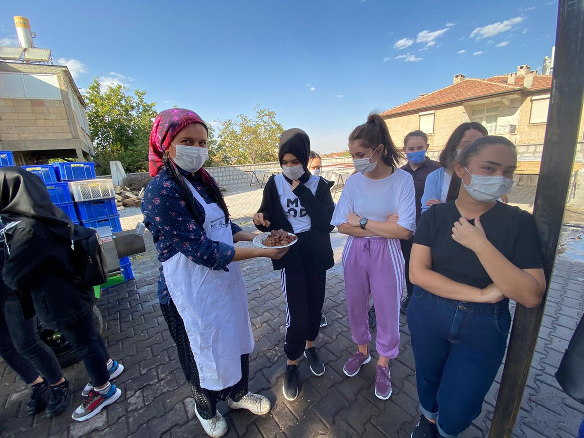 UrgupM's tweet photo. Ürgüp Mesleki ve Teknik Anadolu Lisesi öğrencilerine Bağlardan #kop'an Jelibon : Köftür Projesi tanıtıldı.
Herkesi bu eşsiz lezzet, köftürü tatmaya #masakentÜrgüp' e bekliyoruz. @akturkbaskan @UrgupBelediyesi #ürgüpköftürü #ürgüp #KOPSOGEP #kopprojesi #yöresellezzetler 🍇 https://t.co/ZEw9xijWgt