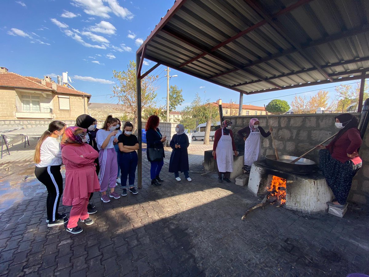 UrgupM's tweet photo. Ürgüp Mesleki ve Teknik Anadolu Lisesi öğrencilerine Bağlardan #kop'an Jelibon : Köftür Projesi tanıtıldı.
Herkesi bu eşsiz lezzet, köftürü tatmaya #masakentÜrgüp' e bekliyoruz. @akturkbaskan @UrgupBelediyesi #ürgüpköftürü #ürgüp #KOPSOGEP #kopprojesi #yöresellezzetler 🍇 https://t.co/ZEw9xijWgt