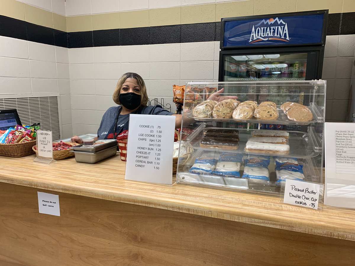 decaofhs's tweet photo. 🍪 Lunch might look a little different, but we will always have COOKIES and friendly cafeteria ladies ready to serve you with a smile! 🍪  #welcomeback #goawaycovid https://t.co/rIGlQbDail