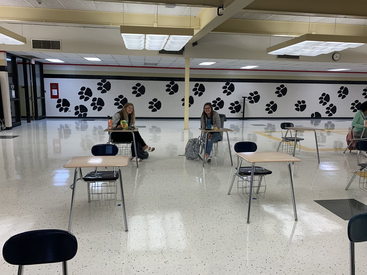 decaofhs's tweet photo. 🍪 Lunch might look a little different, but we will always have COOKIES and friendly cafeteria ladies ready to serve you with a smile! 🍪  #welcomeback #goawaycovid https://t.co/rIGlQbDail