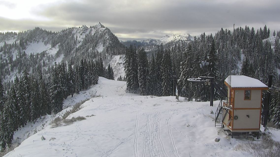 StevensPass's tweet photo. Winter's delight - snow capped mountains as far as the eye can see after another round of snow fell over the weekend. We're under 6 weeks away from our scheduled opening and can hardly contain our excitement. #PurePNW https://t.co/sUiWYUMeIX
