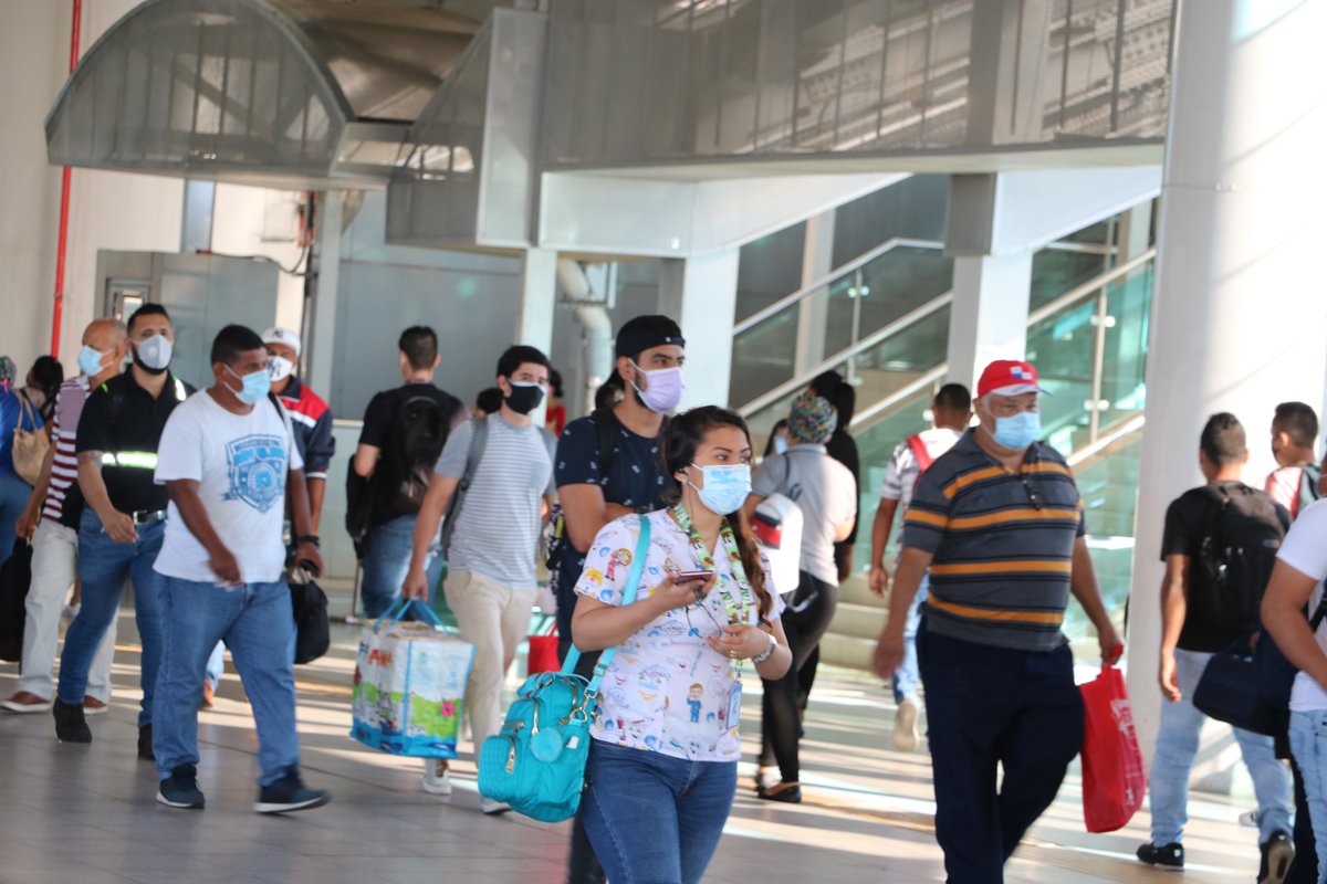 Sigue la #GuíadelAutocuidado🇵🇦
En andenes de estaciones:
✅Sitúate detrás de la Línea Amarilla
✅Mantén la distancia
✅Usa mascarilla correctamente
✅Deja salir a los usuarios que llegan para poder entrar🚊
¡Si te cuidas, nos cuidamos todos!
Protégete del #COVIDー19 #Metrocultura https://t.co/Bqr3Uk9Jcv