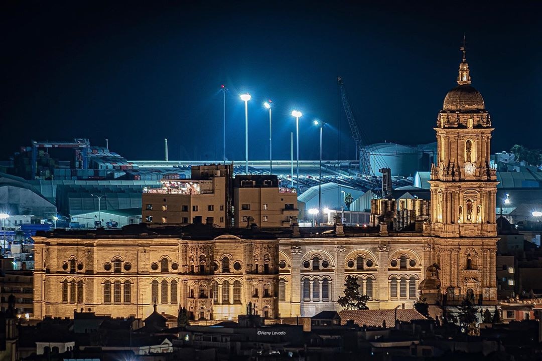 📍#Catedraldemalaga
#malagademisamores 💜💚💐💜💚
📸 @myn_fotografia77 👌💜💚
#Málaga #costadelsol #andalucía #spain
