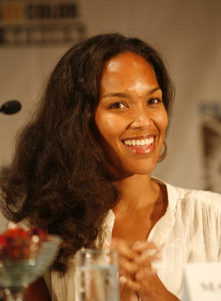 Here's a thread of Black creators and showrunners who got their start as writers on a Black tv show. Beginning with  @MaraBrockAkil. The creator of Girlfriends, The Game, Being Mary Jane, and Love Is started as a writer on shows like Moesha and The Jamie Foxx Show.