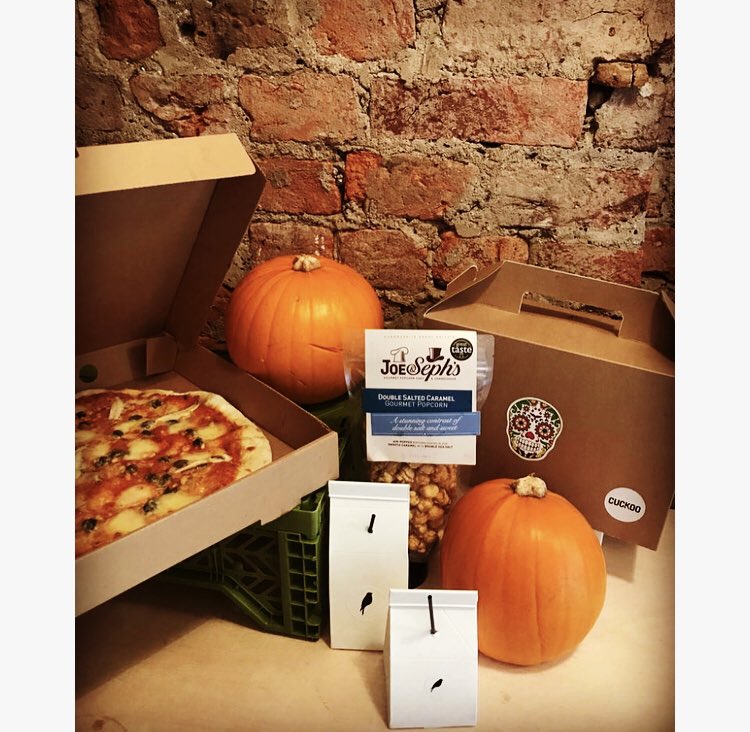 CuckooPrestwich's tweet photo. 👻 Hallo Film Night 🎥

Enjoy a spooky night at home with our #halloweencinebox

Stay 🏠 watch your own 🎥 on Netflix, Sky, DVD, VHS &amp; order a #cuckoocinebox

🍕+🍹+🍿 = £16 adults / £10 kids

Ltd. 27 Oct-1 Nov
Call + Pizza Slot + Collect

#hallohatch #cuckooathome x @joeandseph https://t.co/mOeH2KrBvF