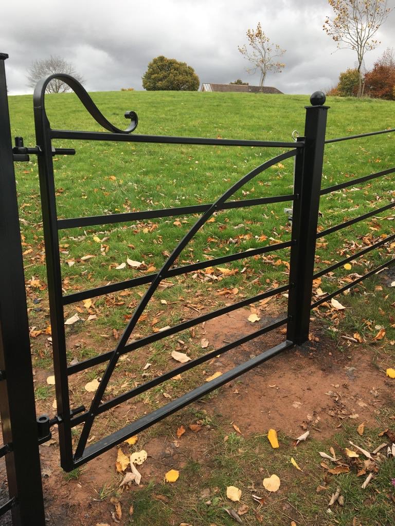 AWBMetalwork's tweet image. Hunt gate in estate fencing style #blacksmithing #engineering #fabrication #gate #estatefencing #handmade #handmadeinherefordshire