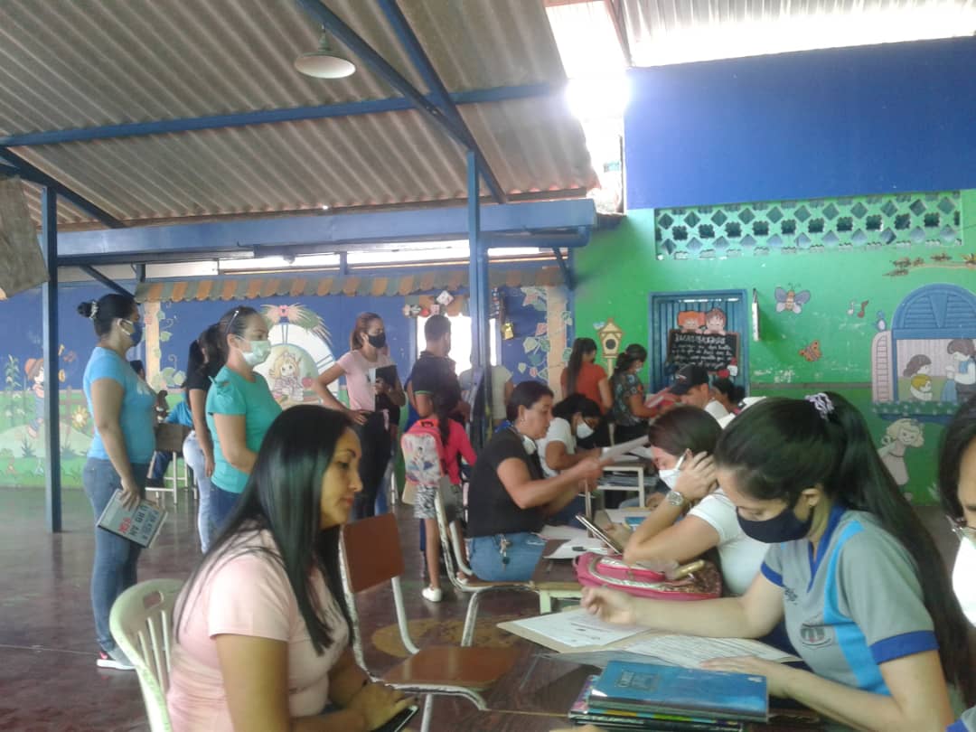 #26Octubre Hoy en la UEE Dr Antonino Ramón Fernández Velardi recibiendo las actividades escolares asignadas por los docentes de aula y los especialistas entre ellos el  #TutorCbit <a href="/Fundabit_/">FundabitOficial</a> @ZonaEducTachira <a href="/yuraimaaurora/">Licda. Yuraima Martinez</a> <a href="/FundabitTachira/">Fundabit Táchira</a> @cbittivarguedez <a href="/CbitLuisLopezM1/">Cbit_LuisLopezMendez</a>
