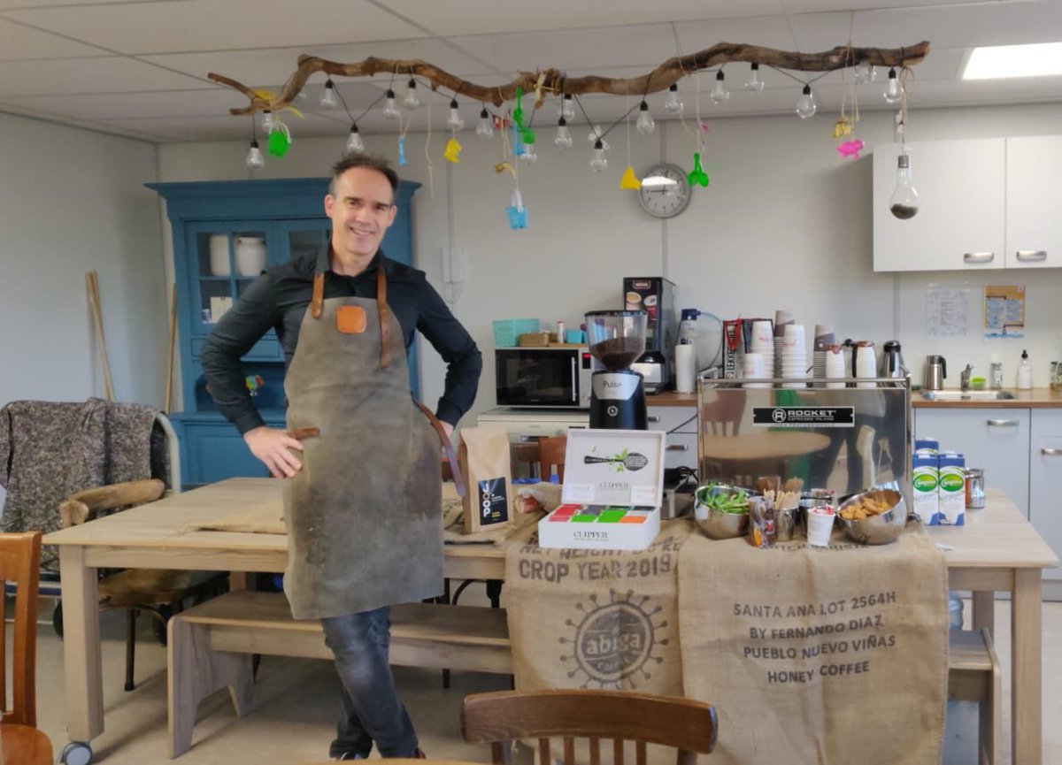 Joop van <a href="/CasaBarista/">CasaBarista Koffie!</a> kwam onze studiedag op smaak brengen met een heerlijk kopje koffie/thee. Mooi begin ter inspiratie voor team <a href="/c_aandelanen/">Campus aan De Lanen</a>! <a href="/signumonderwijs/">Signum Onderwijs</a> dank voor dit mooie gebaar #dagvandeleraar #supportyourlocals