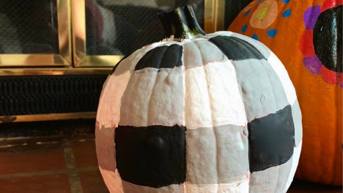 AFirstMedia's tweet image. Happy Monday and happy #NationalPumpkinDay! 🎃 Do you prefer to carve or decorate your pumpkins? Let us know 👇 #NFLists