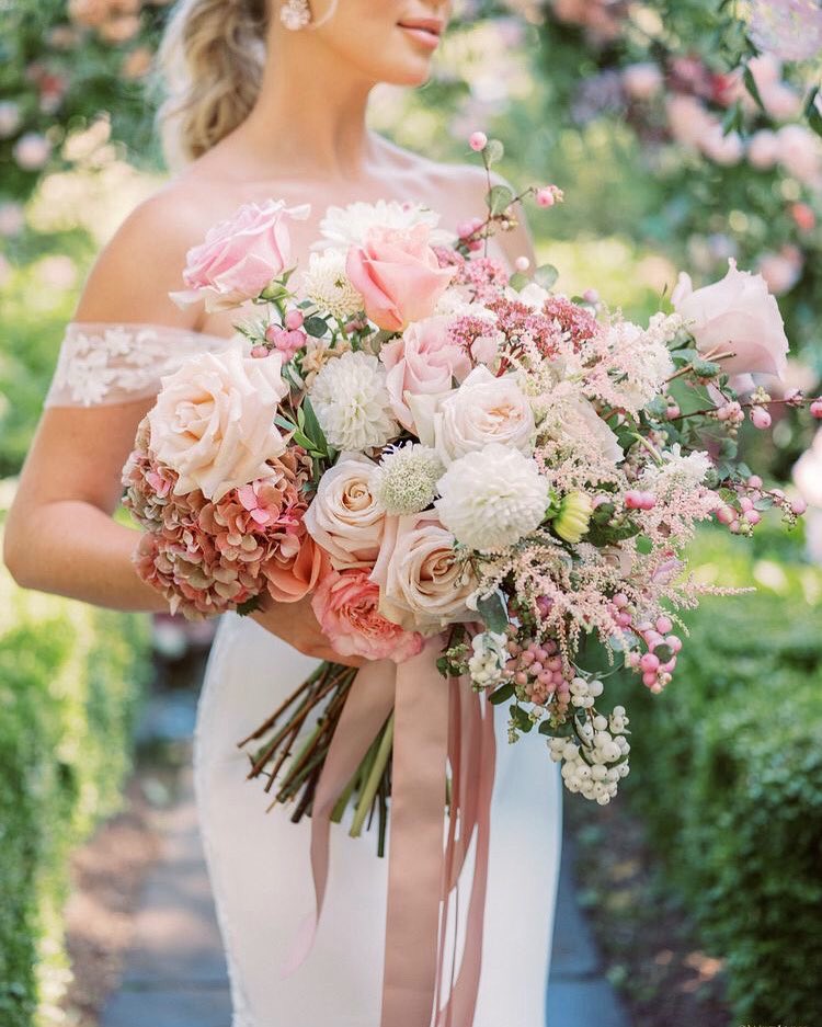 SabatoEvents's tweet image. Rumour has it the Rose is making a come back as the ‘It’ flower, with the Bride’s bouquet set to be wilder than ever!The return of the classic symbol of romance will bring a striking statement of pure beauty to your day, and a beautiful touch of elegance. Photo: Pinterest #inspo