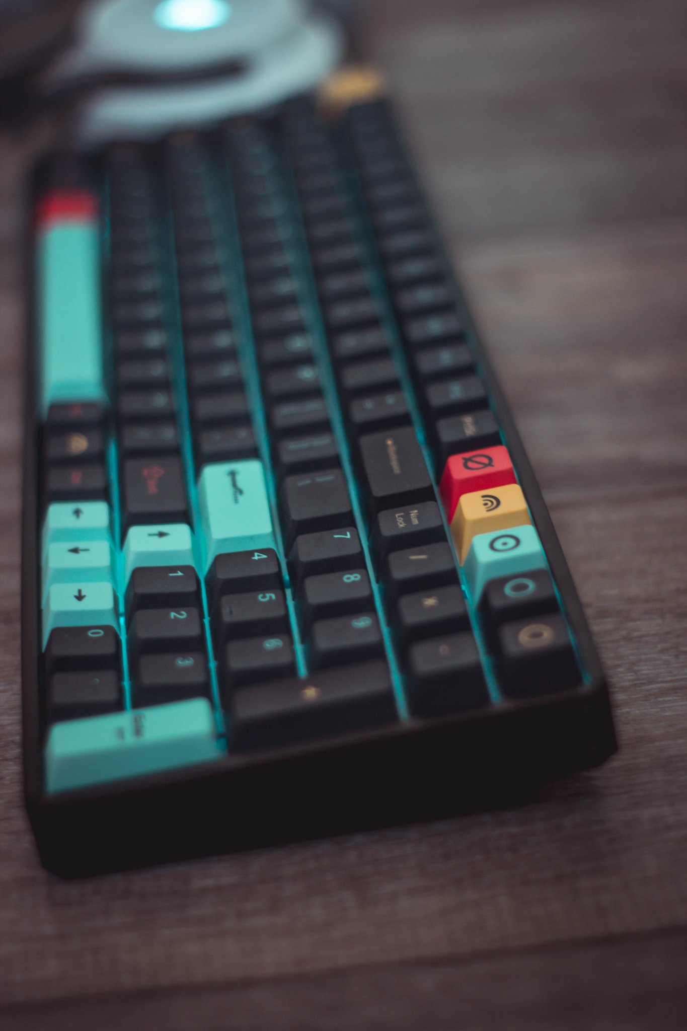 1 pic. I dont post many things I'm legit proud of and excited about, but here is ma new keyboard that