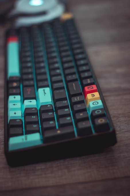 1 pic. I dont post many things I'm legit proud of and excited about, but here is ma new keyboard that