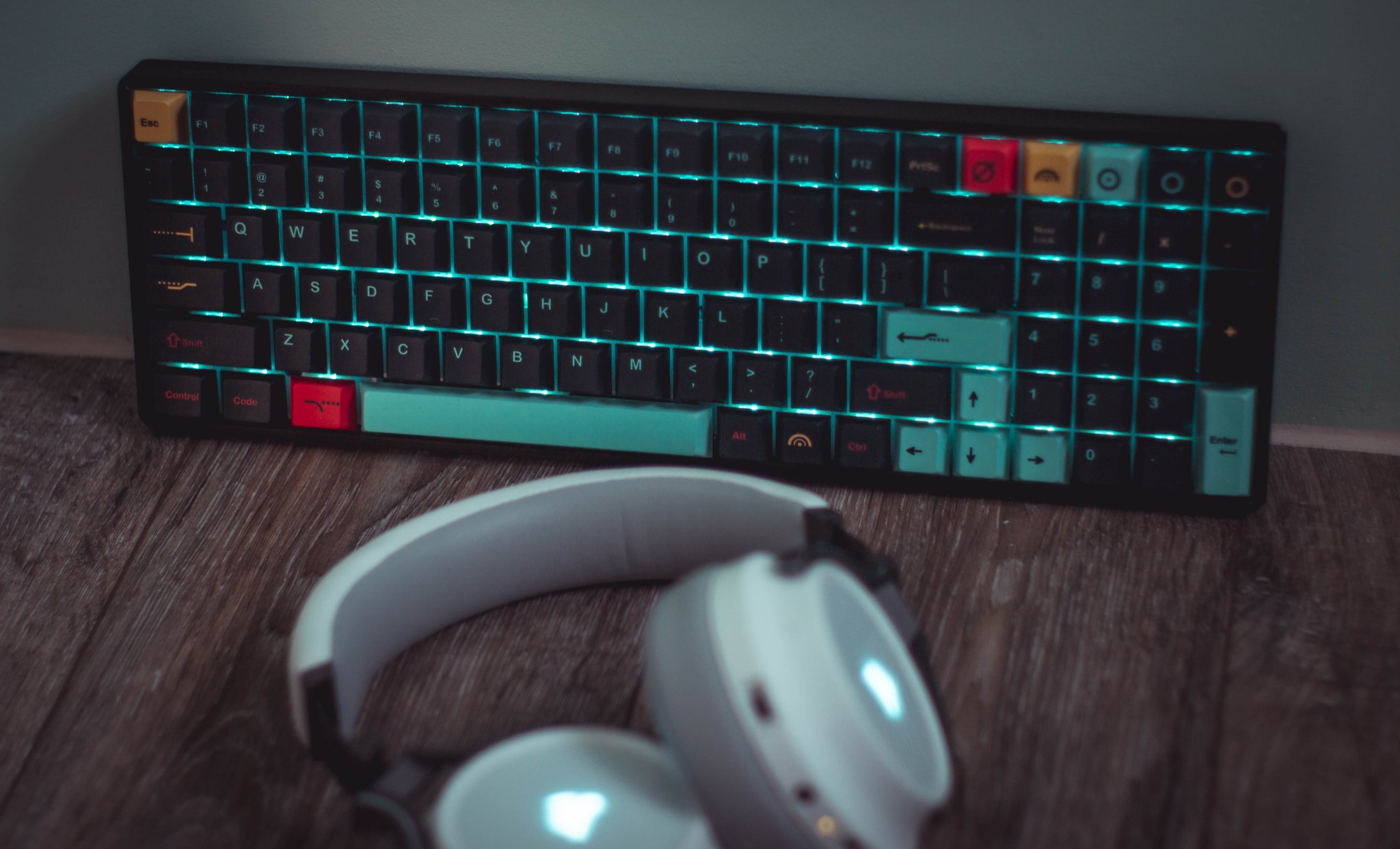 4 pic. I dont post many things I'm legit proud of and excited about, but here is ma new keyboard that