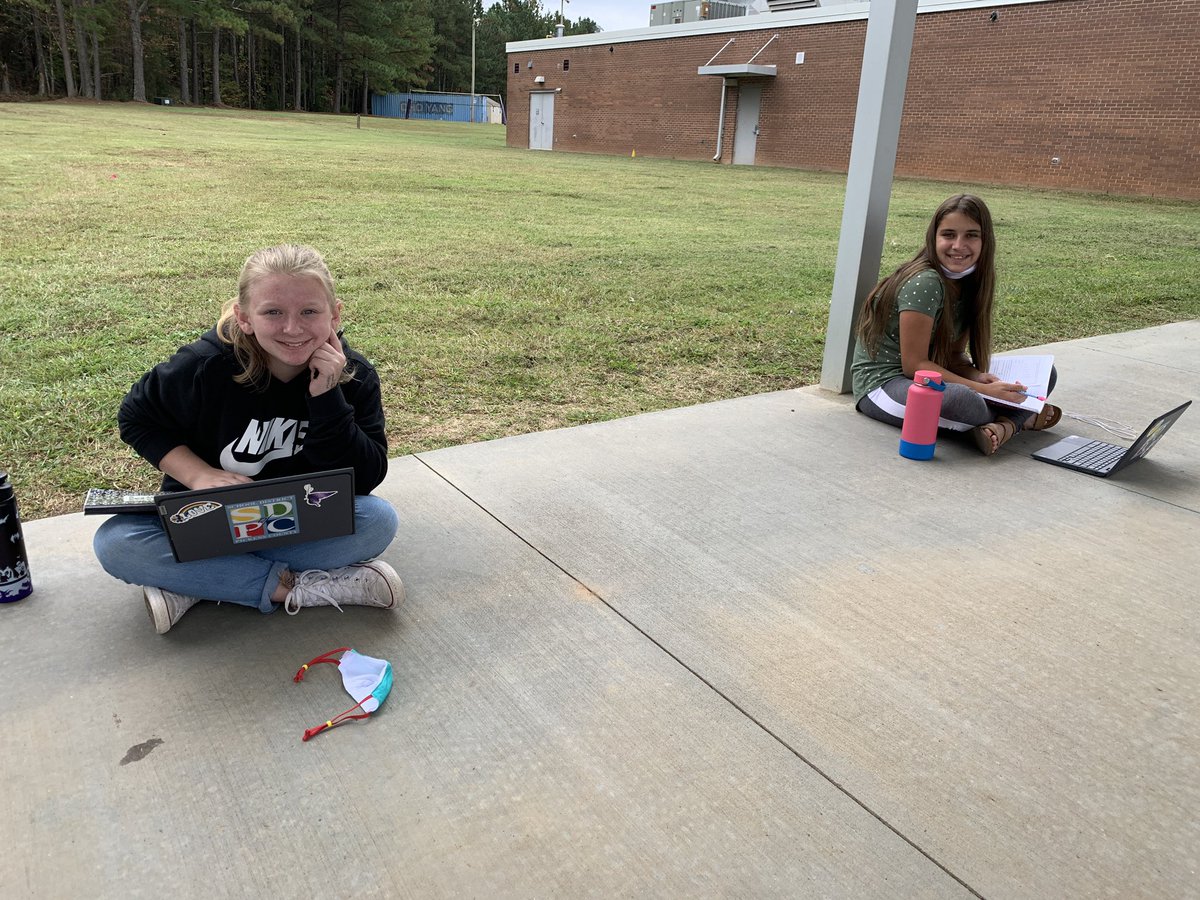 RCEMiddle's tweet photo. Mrs. Powers’s class got outside to enjoy some fresh air as they worked on Math! #teamRCE🐾 #RCEmath⭐️ https://t.co/kkX98kAoju