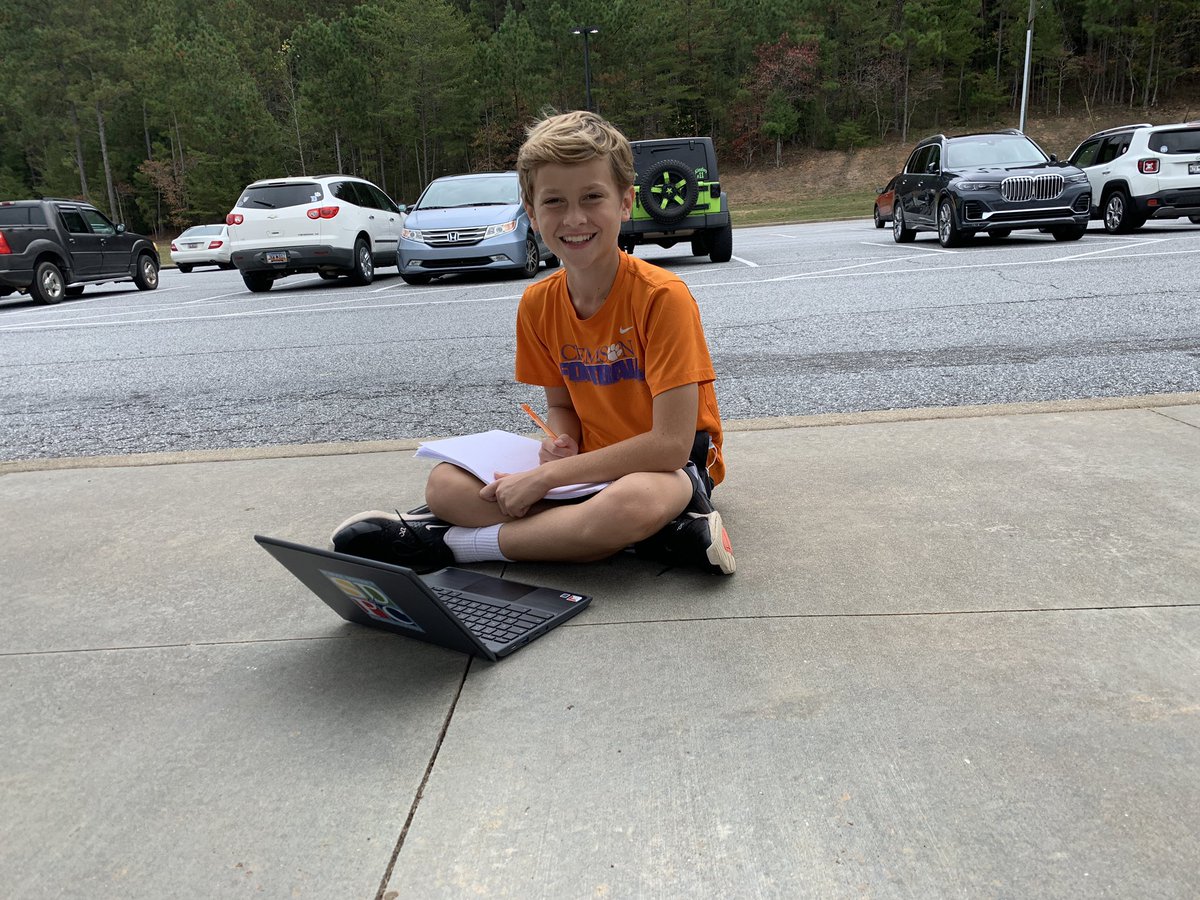 RCEMiddle's tweet photo. Mrs. Powers’s class got outside to enjoy some fresh air as they worked on Math! #teamRCE🐾 #RCEmath⭐️ https://t.co/kkX98kAoju