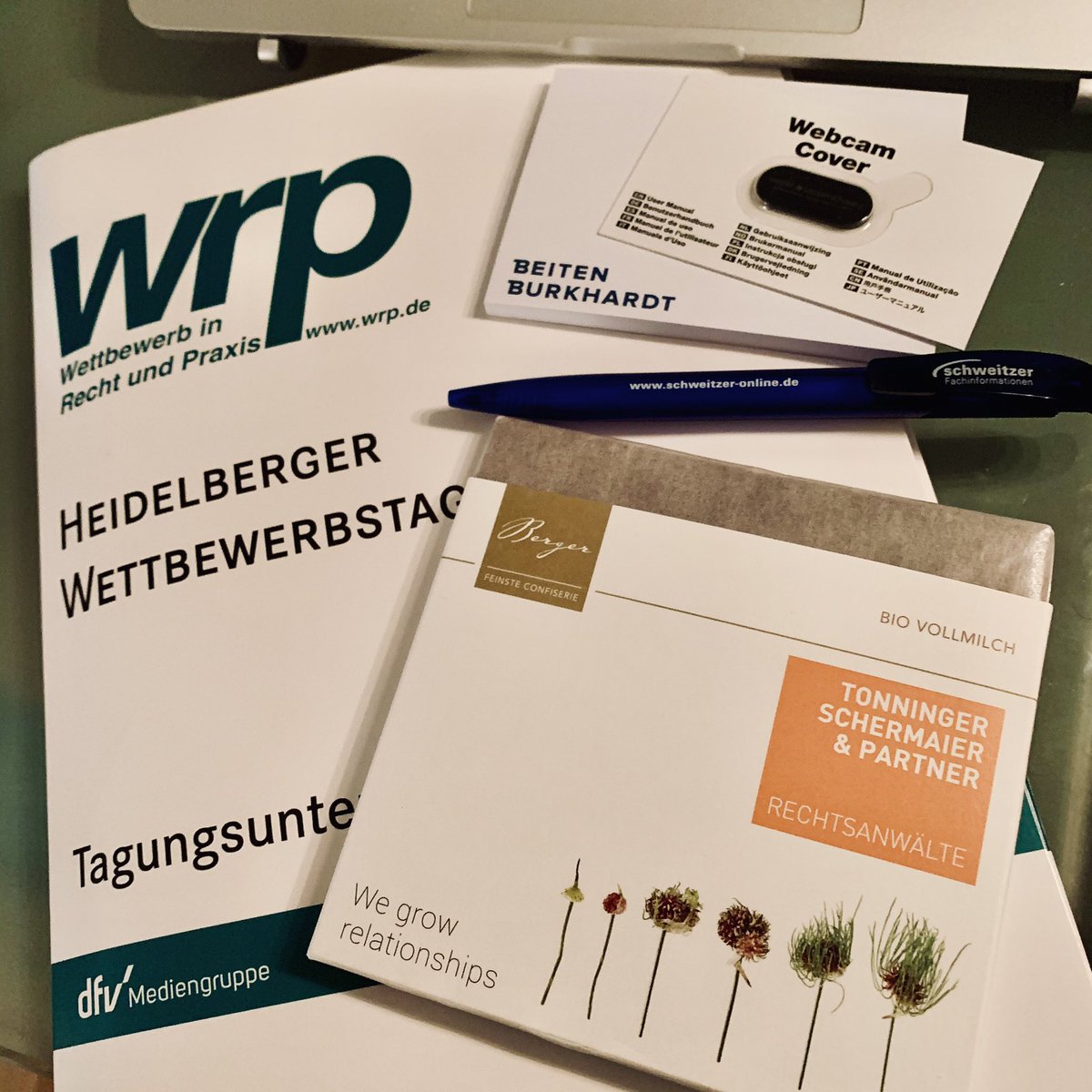 mir_tweets's tweet photo. Juchei! Die „Nachbearbeitung“ der 37. #HeidelbergerWettbewerbstage der @W_R_P erfolgt wunderbar schokoladig-analog! Recht so! #HWT20 #Postistda #bedankt @rainuwi @TorstenKutschke @dfv_de - Die Schoki von Tonninger Schermaier & Partner wäre auch schmerzlich vermisst worden! ☝🏻😋🍫 https://t.co/b6AUr3Kq6v