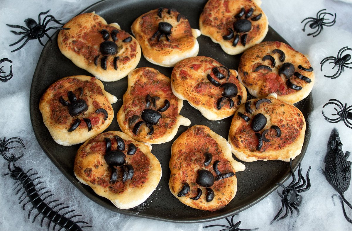Vegan spider mini pizzas 🕷️🖤