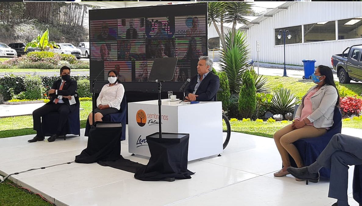 Produccion_Ecu's tweet photo. Ministro @IvanOntanedaB, junto al presidente @Lenín Moreno, presentaron el programa #CamionetaPopularEc, iniciativa que pone a disposición de los productores, transportistas y comerciantes del sector agrícola, acuícola y ganadero, un portafolio de camionetas a precios reducidos. https://t.co/O7Y7EwwIVm