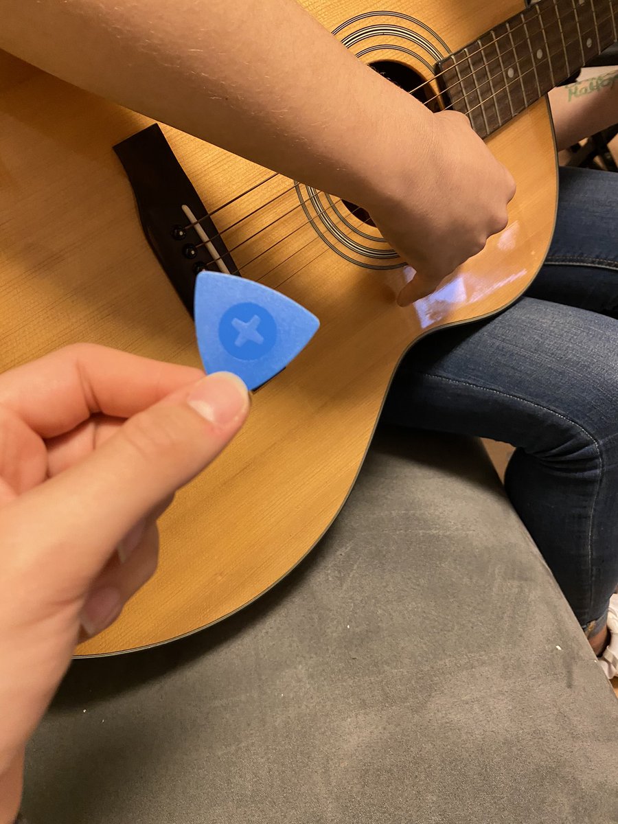 VeemyuZERO's tweet photo. @iFixit Back to the roots, using an iFixit Pick for playing Guitar, just like a decade ago we’d use a Guitar Pick for opening a Phone or other Device https://t.co/uMuBhzKn5Y