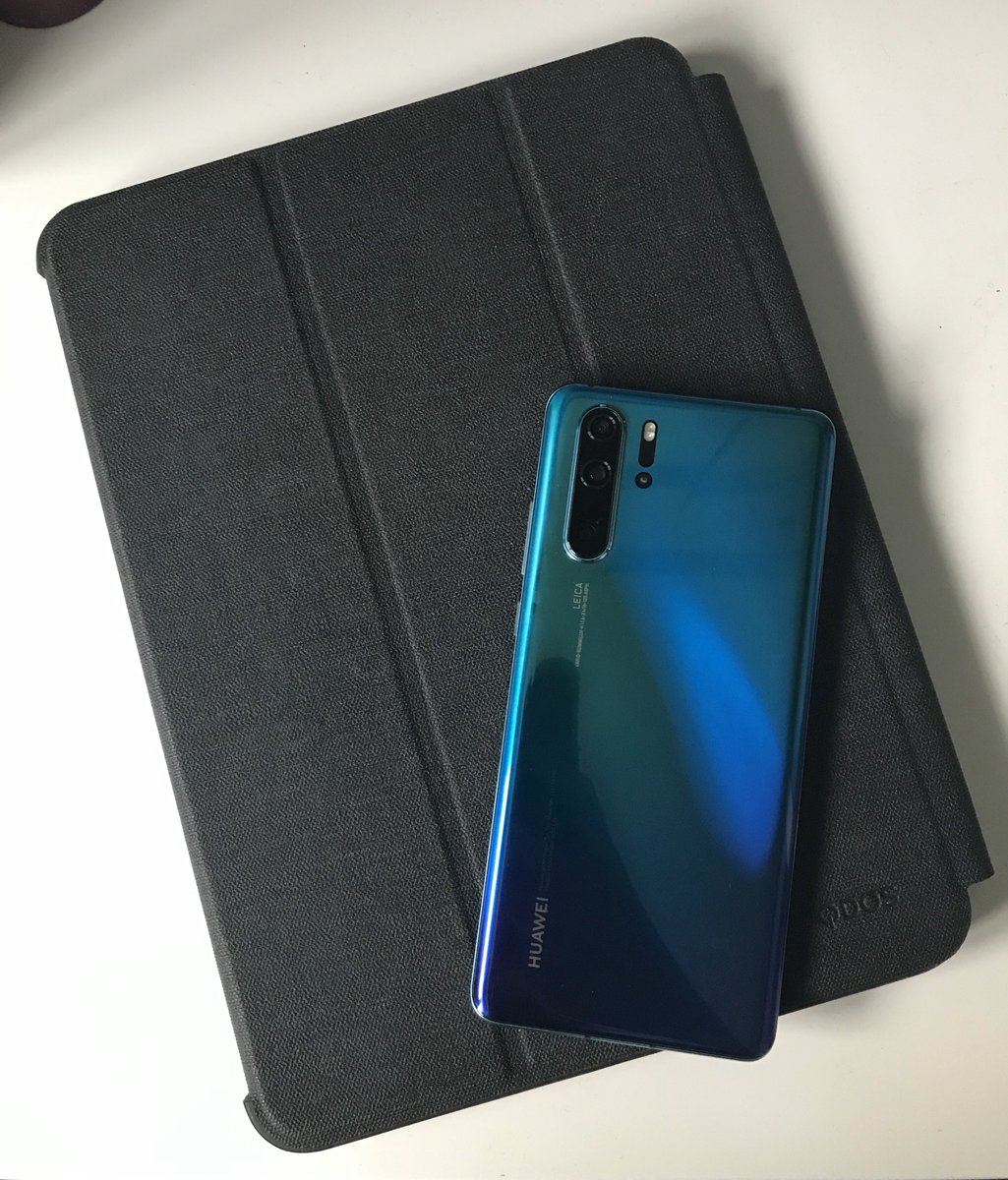 IMeiLynn's tweet photo. I'd already named my iPad Sebastian, because it was black, tall, elegant and went with me everywhere.
I had no idea that one day I would have a blue phone to go with him...

I'm so proud of myself, of this duo. https://t.co/IzQ1V3KaEk