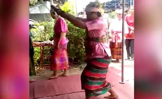 Un chamán se clava un puñal para demostrar que es inmortal y muere bit.ly/2AJaGgj