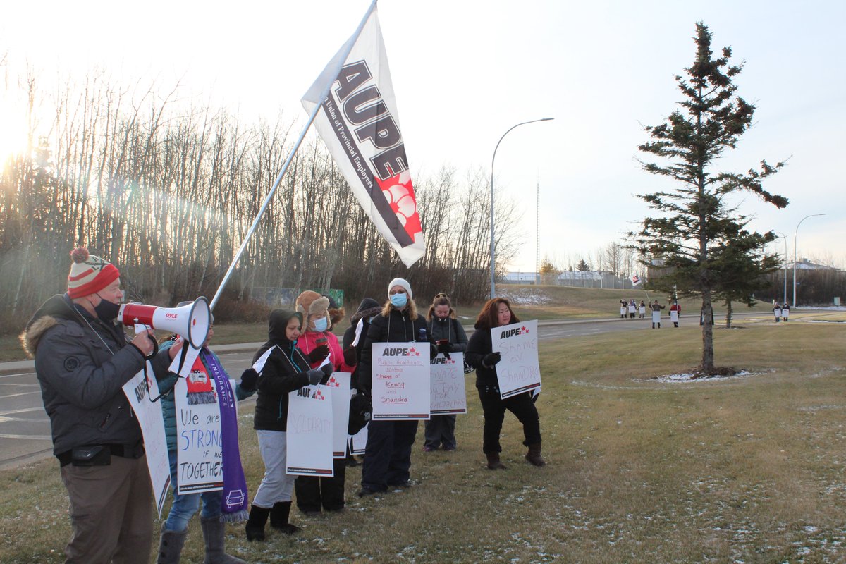 AUPE VP Mike Dempsey joins the line in Athabasca.

#abhealth #FightBackAB #ableg #ablabour #canlab
