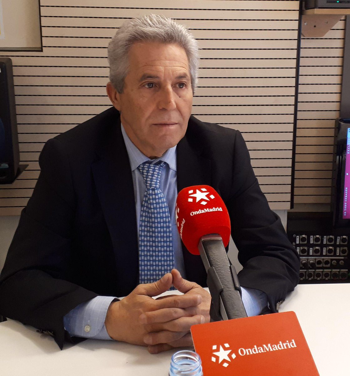 CDMostolesOfic's tweet photo. CONDOLENCIAS | Hoy es el día más difícil de nuestra historia. Ha fallecido Antonio del Cerro Presidente de nuestra entidad.
Es tanto el dolor para la familia de nuestro club que sobran las palabras.
GRACIAS POR TODO PRESIDENTE.
⚫ DEP https://t.co/hh4I5Yjc36
