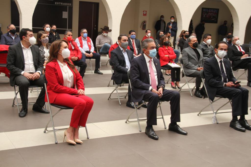 AlejandraDMV's tweet photo. El priismo mexiquense desde cada una de sus sedes municipales, así como en su CDE, dio puntual seguimiento al #3erInformeEdoméx de nuestro Gobernador @alfredodelmazo. Sigamos haciendo #EquipoConLaGente, para consolidar un #GobiernoQueNoSeDetiene. https://t.co/xGKUsNgGtw