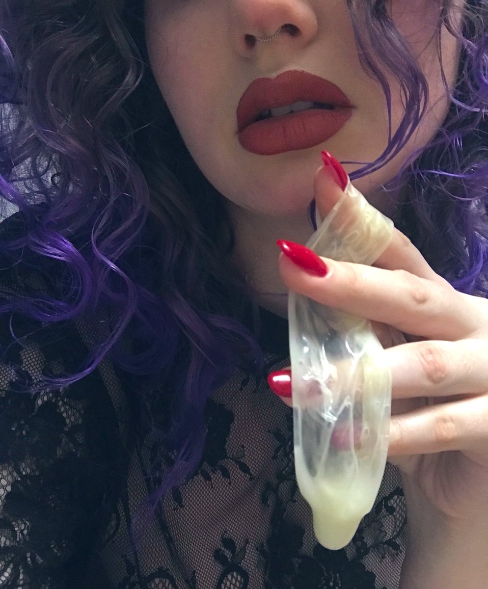 Hinknien Sklave! Und jetzt schön brav die Maulfotze öffnen damit ich dir diese ordentliche Ladung Alphanektar reinleeren kann. Runterschlucken Loser! Gut gemacht 😏Jetzt überreich mir meinen Tribut während du noch den letzten Tropfen aus dem Kondom nuckelst😈💶 #cuckold #findom