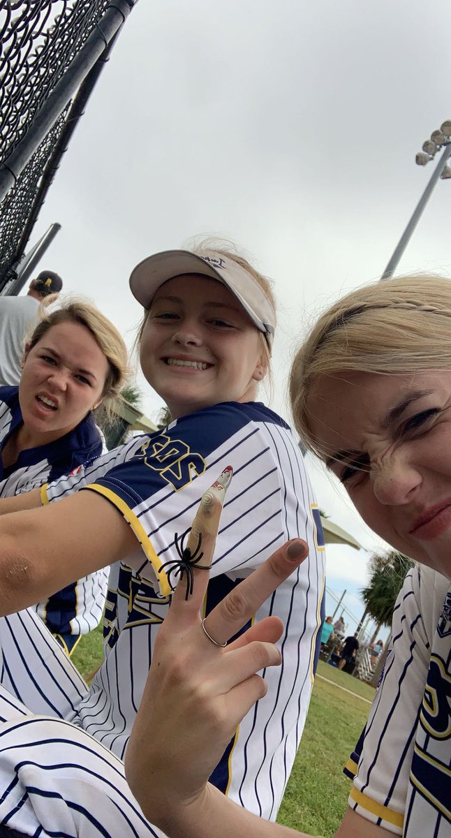 Prxslxy_'s tweet photo. My girls!! #spiderring https://t.co/PBDZujgBBA