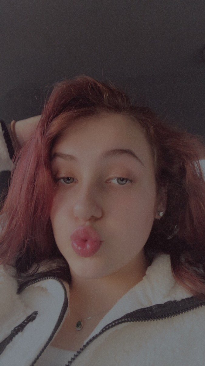 zoeeeeee420's tweet photo. gimme kiss 😘 https://t.co/S5L6jhKLoU